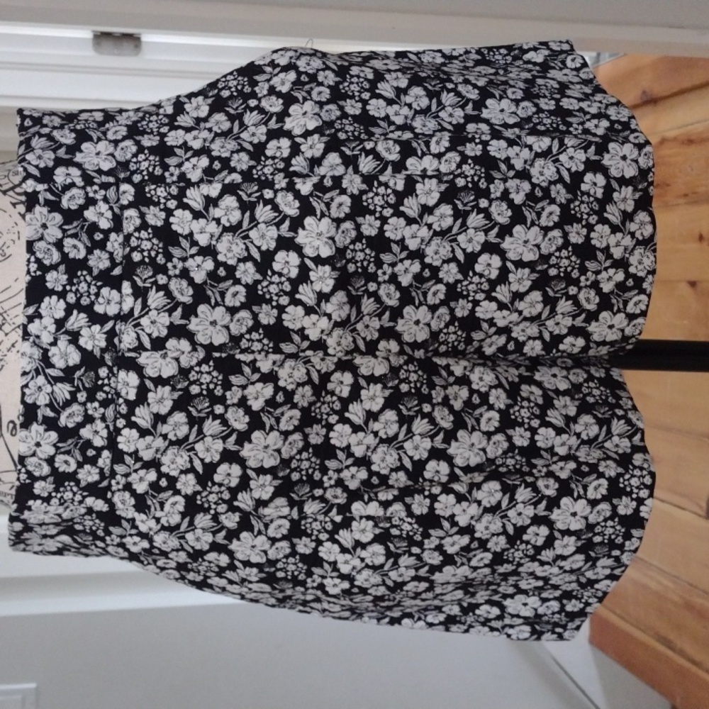 ZARA Women's Black Floral Shorts